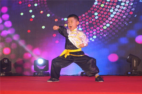 凯时娱乐生物召开2018年度表彰奖励大会暨2019年度工作规划大会